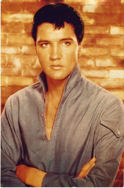 Superbe ensemble de documents sur Elvis Presley compos&eacute; de 3 photos, 2 en retirage argentique dont une avec &eacute;tiquette au verso " Made in Enland by ...