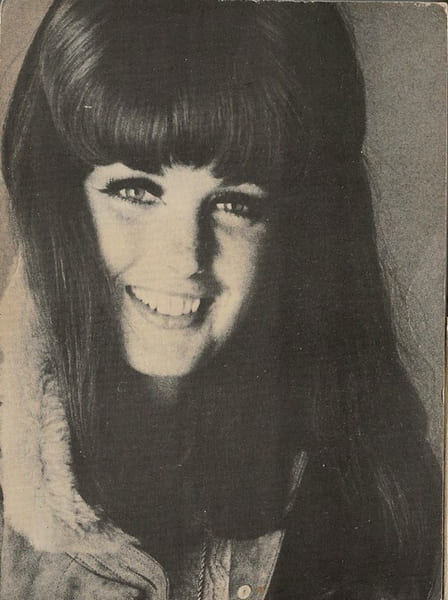 Photographie en noir, d&eacute;dicac&eacute;e et sign&eacute;e par Dorothy McGowan. . ( Cin&eacute;ma ) - Dorothy McGowan.