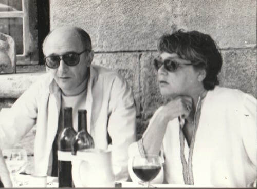 Photographie originale, tirage argentique, de Michel Audiard avec Simone Signoret, prise à Saint-Paul de Vence, à l'Auberge, la Colombe d'Or.. ( ...