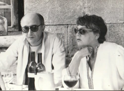 Photographie originale, tirage argentique, de Michel Audiard avec Simone Signoret, prise &agrave; Saint-Paul de Vence, &agrave; l'Auberge, la Colombe d'Or.. ( ...