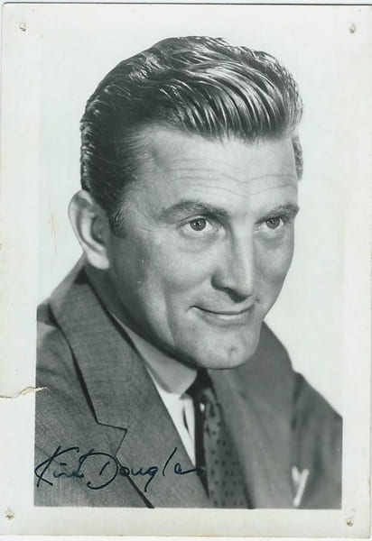 Photographie en tirage argentique, promotionnelle, de  Kirk Douglas, sign&eacute;e. ( Collection Katherine Willard ).. ( Photographie - Cin&eacute;ma ) - Kirk ...