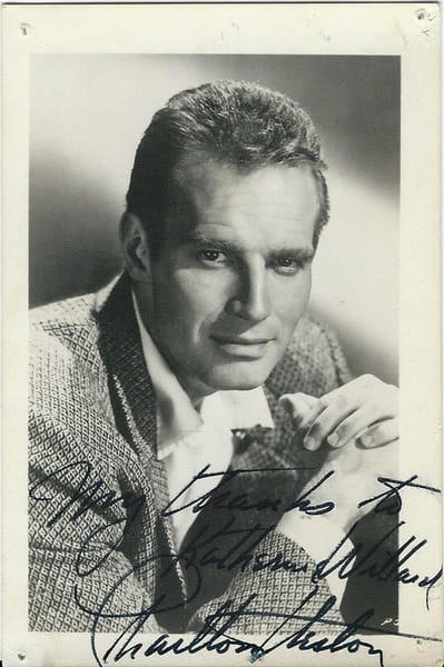 Photographie en tirage argentique, promotionnelle, de Charlton Heston, d&eacute;dicac&eacute;e. ( Collection Katherine Willard ).. ( Photographie - Cin&eacute;ma ) - ...