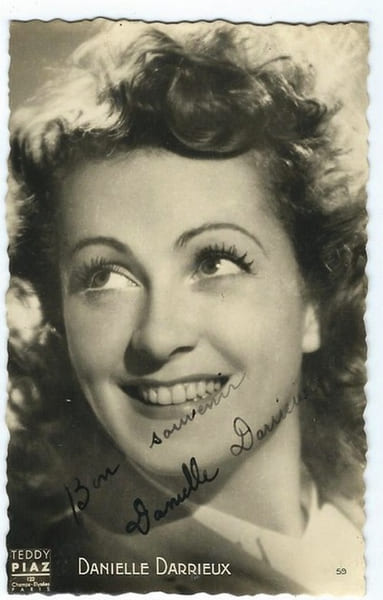 Carte postale d&eacute;dicac&eacute;e par Danielle Darrieux.. ( Cin&eacute;ma ) - Danielle Darrieux.