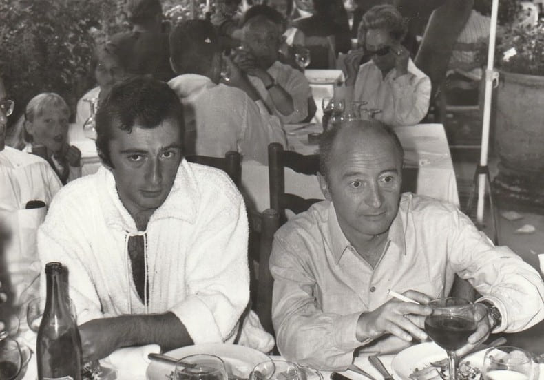 Photographie originale, tirage argentique, de Michel Audiard avec son fils Fran&ccedil;ois, prise &agrave; Saint-Paul de Vence, &agrave; l'Auberge, la Colombe d'Or.. ( ...