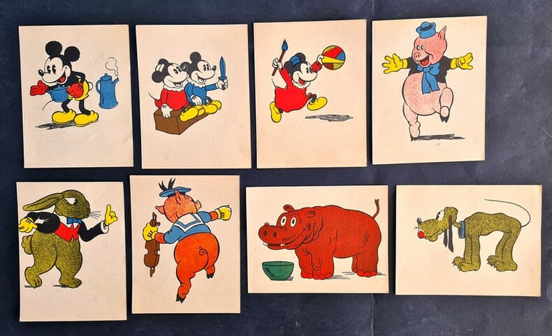 Rarissime ensemble de 8 cartes s&eacute;rigraphi&eacute;es, illustr&eacute;es en couleurs et en noir, recto/verso, mettant en sc&egrave;ne des personnages de Walt Disney : ...