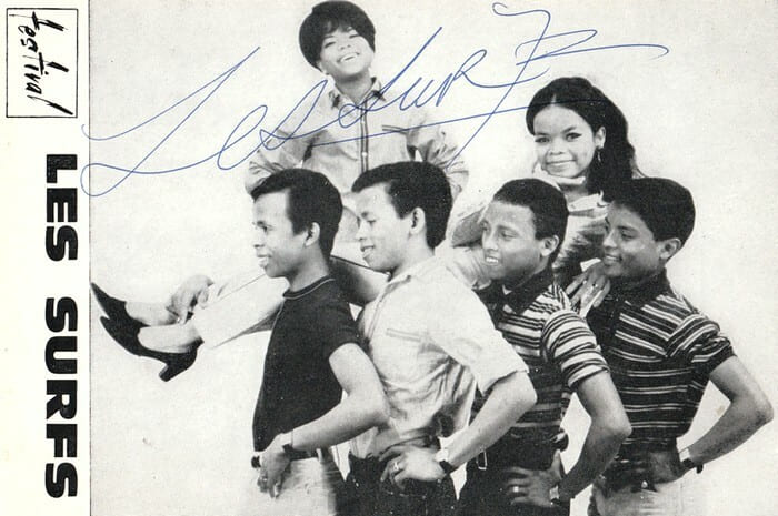 Carte postale du groupe Y&eacute;-y&eacute; les surfs, sign&eacute;e.. ( Cartes Postales - Chanson Fran&ccedil;aise ) - Les Surfs.