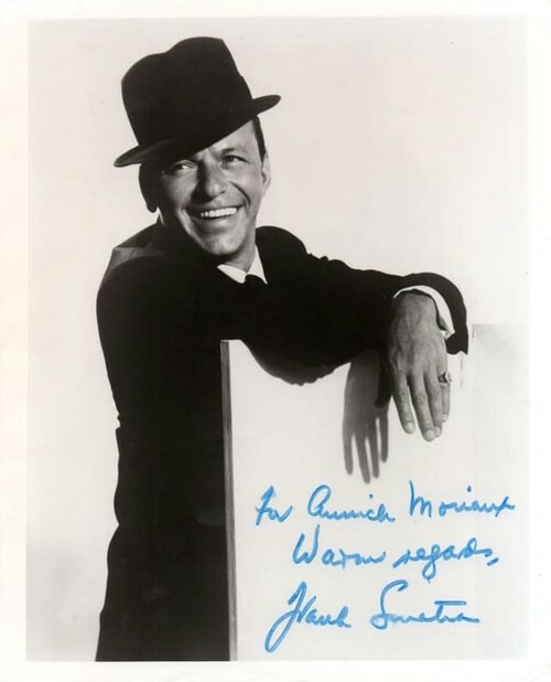 Magnifique photographie originale argentique, en noir et blanc, de Frank Sinatra, sous enveloppe d'origine avec cachet postal en date du 12 février ...