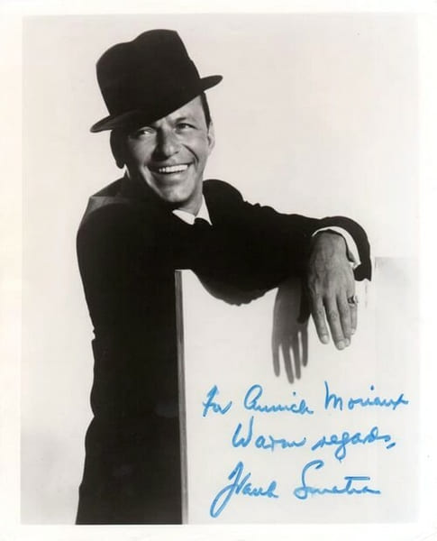 Magnifique photographie originale argentique, en noir et blanc, de Frank Sinatra, sous enveloppe d'origine avec cachet postal en date du 12 f&eacute;vrier ...