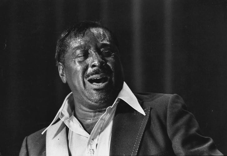 Magnifique photographie originale argentique, en noir et blanc, du guitariste, compositeur et chanteur de blues am&eacute;ricain, Albert King.. ( ...