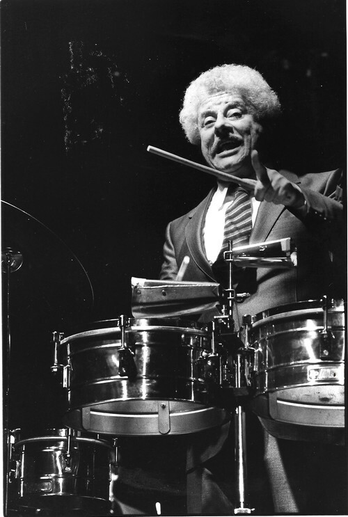 Magnifique photographie originale argentique, en noir et blanc, du percussioniste et multi-instrumentiste Ernesto Antonio Puente Jr dit Tito Puente, ...
