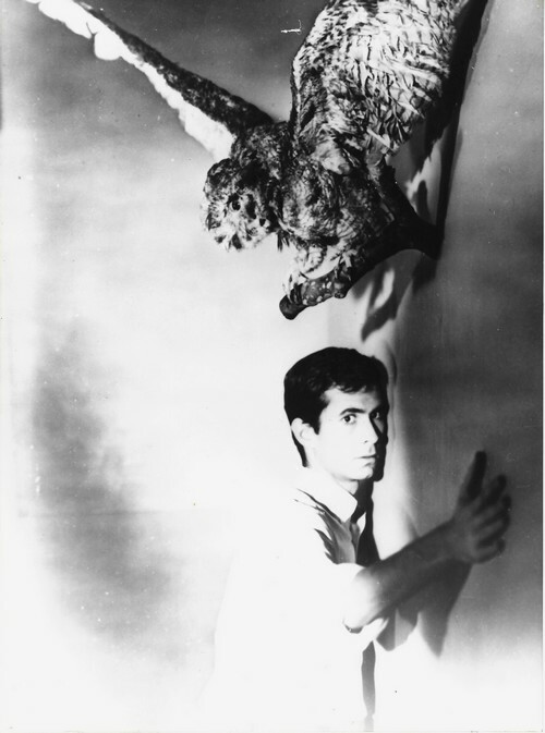 Photographie en tirage argentique d'Anthony Perkins dans le rôle de Norman Bates, extraite du Psychose ( Psycho ) de Alfred Hitchcock.. ( Cinéma - ...