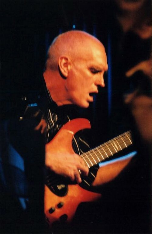 Belle photographie en tirage argentique du bassiste Steve Swallow prise au Danemark en 1997, lors du Copenhagen Jazz Festival.. ( Photographies - ...