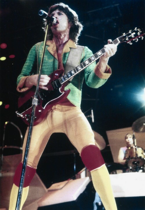 Magnifique photographie en retirage couleurs, sur papier photo, de Mick Jagger avec guitare.. ( Photographies - Musique - The Rolling Stones ) - Sir ...