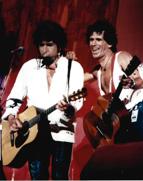 Magnifique photographie en retirage couleurs, sur papier photo, de Keith Richards et Bob Dylan.. ( Photographies - Musique - The Rolling Stones ) - ...