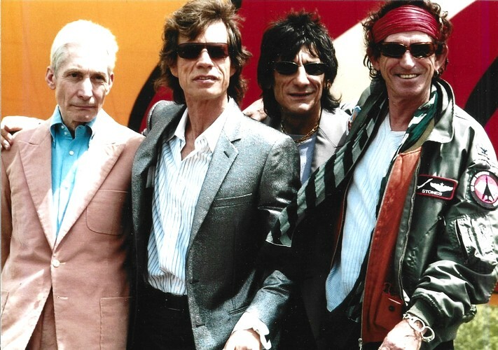 Magnifique photographie en retirage couleurs, sur papier photo des Rolling Stones : Mick Jagger, Keith Richards, Ron Wood et Charlie Watts.. ( ...