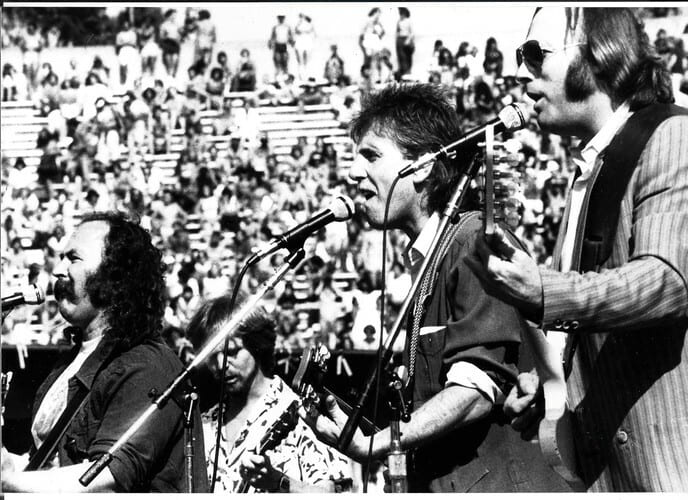 Magnifique photographie en retirage noir et blanc, sur papier photo de Crosby, Stills & Nash, sur sc&egrave;ne.. ( Photographies - Musique  ) - David Crosby ...