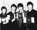Magnifique portrait photographique des Beatles, Paul McCartney - John Lennon - George Harrison - Ringo Starr, recevant le prix du Variety Club of ...