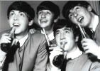Magnifique portrait photographique des Beatles, Paul McCartney - John Lennon - George Harrison - Ringo Starr, buvant du Coca-Cola.. ( Photographies - ...