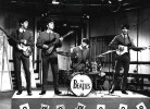 Magnifique portrait photographique des Beatles, Paul McCartney, John Lennon, George Harrison et Ringo Starr, sur scène.. ( Photographies - Musique - ...