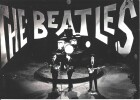 Magnifique portrait photographique des Beatles, Paul McCartney, John Lennon, Stuart Sutcliffe et Ringo Starr, sur scène.. ( Photographies - Musique - ...