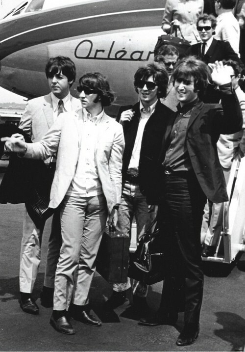 Magnifique portrait photographique des Beatles, Paul McCartney, John Lennon, George Harrison et Ringo Starr, descendant d'un avion à l’aéroport de ...