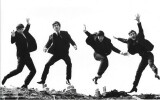Magnifique portrait photographique des Beatles, Paul McCartney, John Lennon, George Harrison et Ringo Starr, sautant en l’air.. ( Photographies - ...