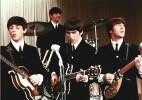 Magnifique portrait photographique, en couleurs, des Beatles, Paul McCartney, John Lennon, George Harrison et Ringo Starr, sur scène.. ( Photographies ...