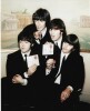Magnifique portrait photographique, en couleurs, des Beatles, Paul McCartney, John Lennon, George Harrison et Ringo Starr avec leur médailles de ...