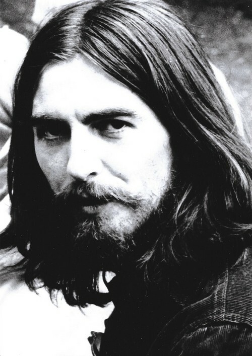 Portrait photographique, en noir et blanc, de George Harrison.. ( Photographies - Musique - The Beatles ) - George Harrison.
