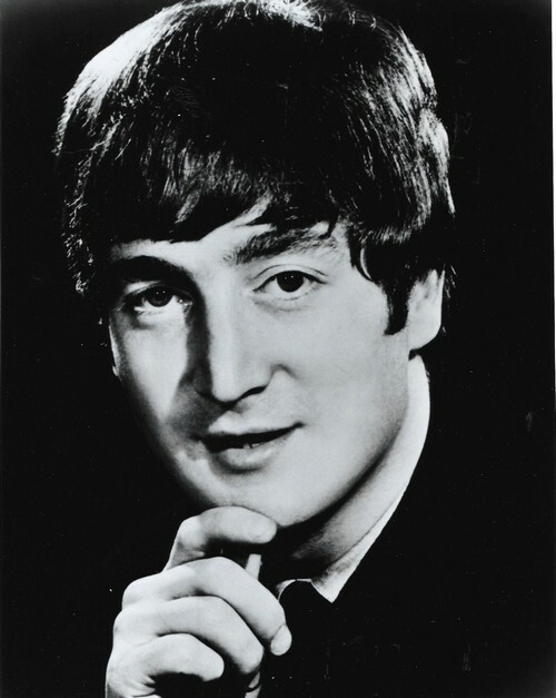 Magnifique photographie, en noir et blanc, de John Lennon.. ( Photographies - Musique - The Beatles ) - John Lennon.