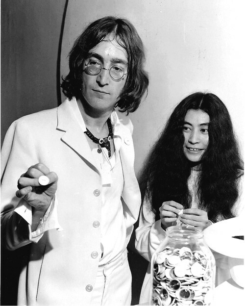 Magnifique photographie, en noir et blanc, de John Lennon et Yoko Ono.. ( Photographies - Musique - The Beatles ) - John Lennon - Yoko Ono.