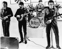 Magnifique portrait photographique des Beatles, Paul McCartney, John Lennon, George Harrison et Ringo Starr, sur scène.. ( Photographies - Musique - ...