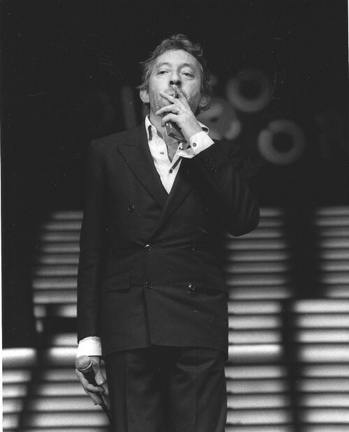 Magnifique portrait photographique de Serge Gainsbourg / Gainsbarre, sur scène, en retirage noir et blanc.. ( Photographies - Musique ) - Serge ...