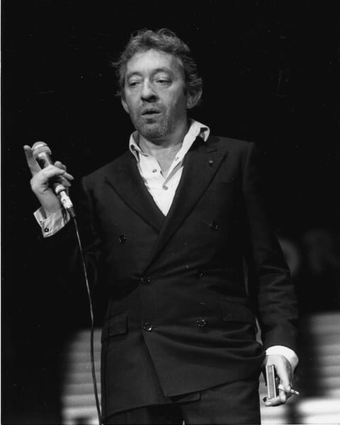 Magnifique portrait photographique de Serge Gainsbourg / Gainsbarre, sur sc&egrave;ne, en retirage noir et blanc.. ( Photographies - Musique ) - Serge ...
