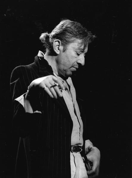 Magnifique portrait photographique de Serge Gainsbourg / Gainsbarre, sur sc&egrave;ne, en retirage noir et blanc.. ( Photographies - Musique ) - Serge ...