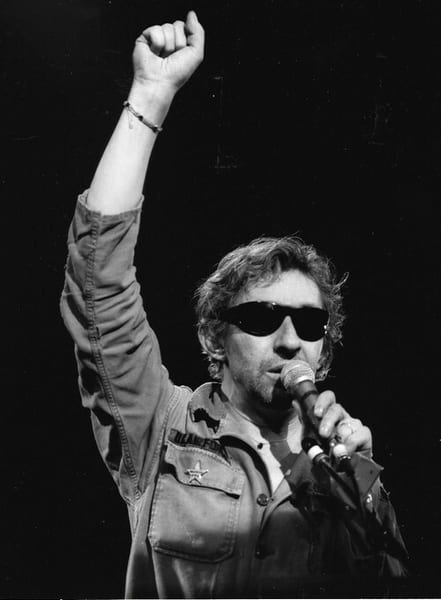 Magnifique portrait photographique de Serge Gainsbourg / Gainsbarre, sur sc&egrave;ne, en retirage noir et blanc.. ( Photographies - Musique ) - Serge ...