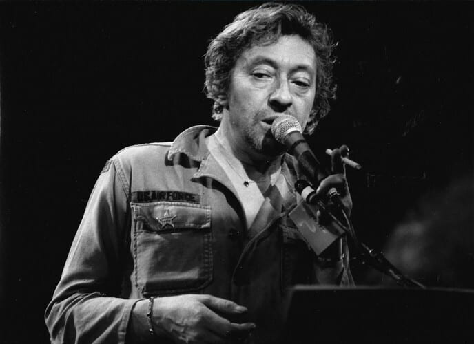 Magnifique portrait photographique de Serge Gainsbourg / Gainsbarre, sur sc&egrave;ne, en retirage noir et blanc.. ( Photographies - Musique ) - Serge ...