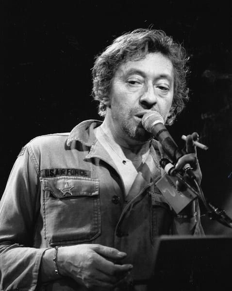 Magnifique portrait photographique de Serge Gainsbourg / Gainsbarre, sur sc&egrave;ne, en retirage noir et blanc.. ( Photographies - Musique ) - Serge ...