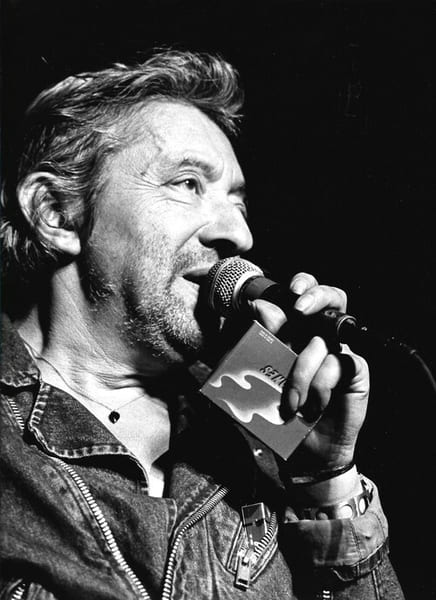 Magnifique portrait photographique de Serge Gainsbourg / Gainsbarre, sur sc&egrave;ne, en retirage noir et blanc.. ( Photographies - Musique ) - Serge ...