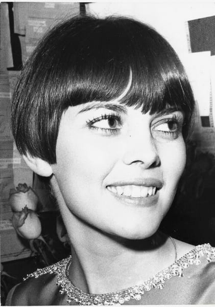 Magnifique photographie en tirage argentique d'&eacute;poque en noir et blanc de Mireille Mathieu.. ( Photographies - Musique ) - Mireille Mathieu.