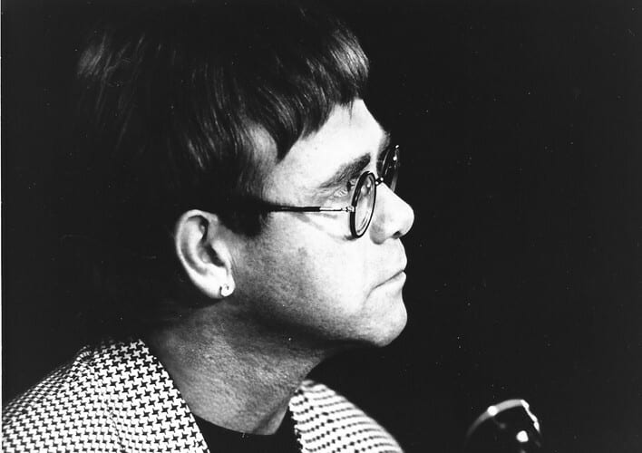 Photographie en tirage argentique en noir et blanc de Elton John pour l'&eacute;mission t&eacute;l&eacute;vis&eacute;e " Ce soir &agrave; las V&eacute;gas " diffus&eacute;e sur France 3 en 1993.. ( ...