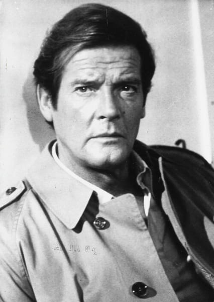 Photographie en tirage argentique en noir et blanc de Sir Roger Moore pour la diffusion t&eacute;l&eacute;vis&eacute;e du film  " The Naked Face " sur TF1 en 1990.. ( ...