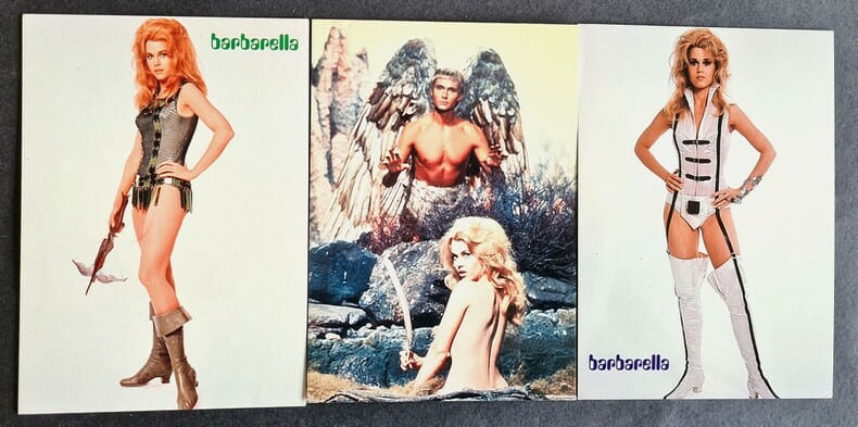 Lot de 3 cartes postales anglaises avec photographies de Jane Fonda et John Phillip Law, prises en 1967, lors du tournage du film de Roger Vadim.. ( ...