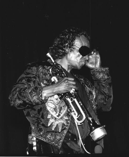 Magnifique photographie en retirage noir et blanc, sur papier photo de Miles Davis.. ( Photographies - Musique - Jazz ) - Miles Davis.