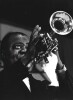 Magnifique photographie en retirage noir et blanc, sur papier photo de Louis Armstrong.. ( Photographies - Musique - Jazz ) - Louis Armstrong.