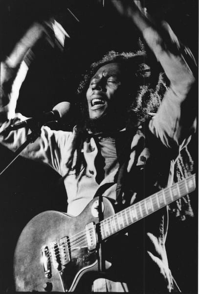 Magnifique photographie en retirage noir et blanc, sur papier photo de Robert Nesta Marley dit Bob Marley.. ( Photographies - Musique -  Reggae ) - ...