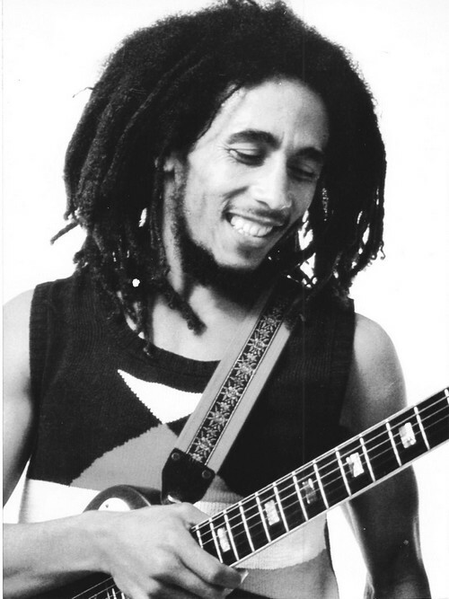Magnifique photographie en retirage noir et blanc, sur papier photo de Robert Nesta Marley dit Bob Marley.. ( Photographies - Musique -  Reggae ) - ...