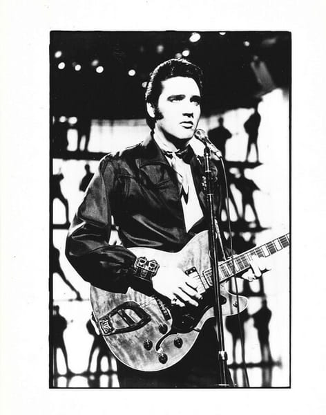 Magnifique photographie de presse en retirage argentique noir et blanc, sur papier photo de Elvis Presley.. ( Photographies - Musique - Cin&eacute;ma ) - ...