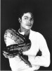 Magnifique photographie en retirage noir et blanc, sur papier photo de Michael Jackson avec son serpent.. ( Photographies - Musique - Cinéma ) - ...