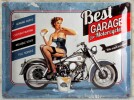 Plaque Nostalgic-Art / Best Garage rétro vintage collection, en tôle émaillé, illustrée avec Pin-Up sur moto Harley-Davidson.. Pin-Up - Objets.